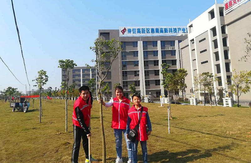 首页-澳门(金沙)官网网站首页志愿者在植树现场