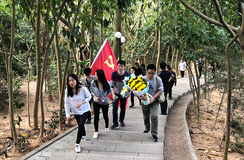 首页-澳门(金沙)官网网站首页园区党委开展春日登山活动