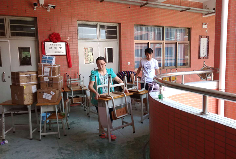 首页-澳门(金沙)官网网站首页志愿者及家长用消毒液擦拭桌椅